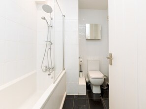 Douche, séchoir à cheveux, serviettes fournies