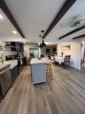 Geladeira, micro-ondas, fogão, cooktop