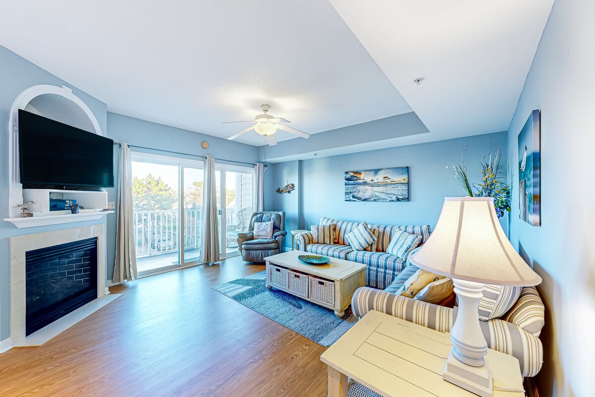 Dog-friendly water-view condo with rooftop pool, balcony, W/D, jetted tub