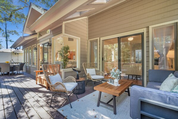 Outdoor dining - Family-oriented lagoon-side home in Sea Pines close to Harbour Town (Hilton Head Island)