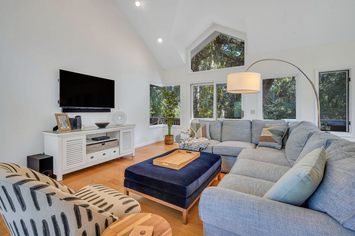 Family-oriented lagoon-side home in Sea Pines close to Harbour Town