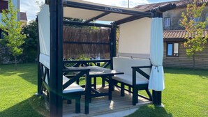 Outdoor dining - Spacious apartment with spa and balcony. (Villaverde de Pontones)
