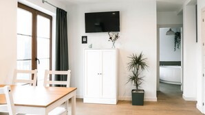 Dining - Spacious apartment with spa and balcony. (Villaverde de Pontones)