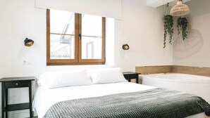 Room - Spacious apartment with spa and balcony. (Villaverde de Pontones)
