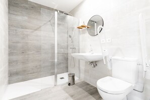 Shower - Family apartment (handicapped accessible) with private garden (Villaverde de Pontones)