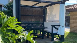 Outdoor dining - Family apartment with garden view and chill-out cube in the garden (Villaverde de Pontones)