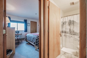 2 bedrooms, desk, WiFi, bed sheets