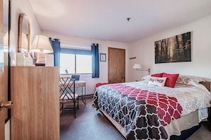 2 bedrooms, desk, WiFi, bed sheets
