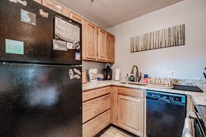 Coffee/tea maker, fridge, microwave, oven
