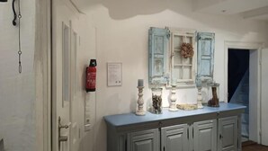A room with a light blue cabinet, a fire extinguisher, and a door with a handle. - SEVORAGE (Walzbachtal)