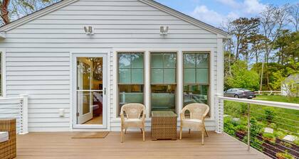 Conveniently located and renovated cottage with lovely views & chef's kitchen