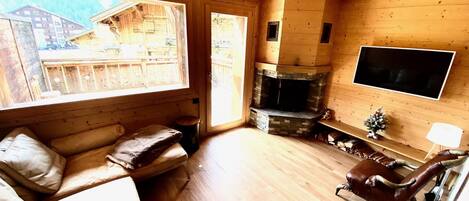 Fernseher, Kamin, Stereoanlage