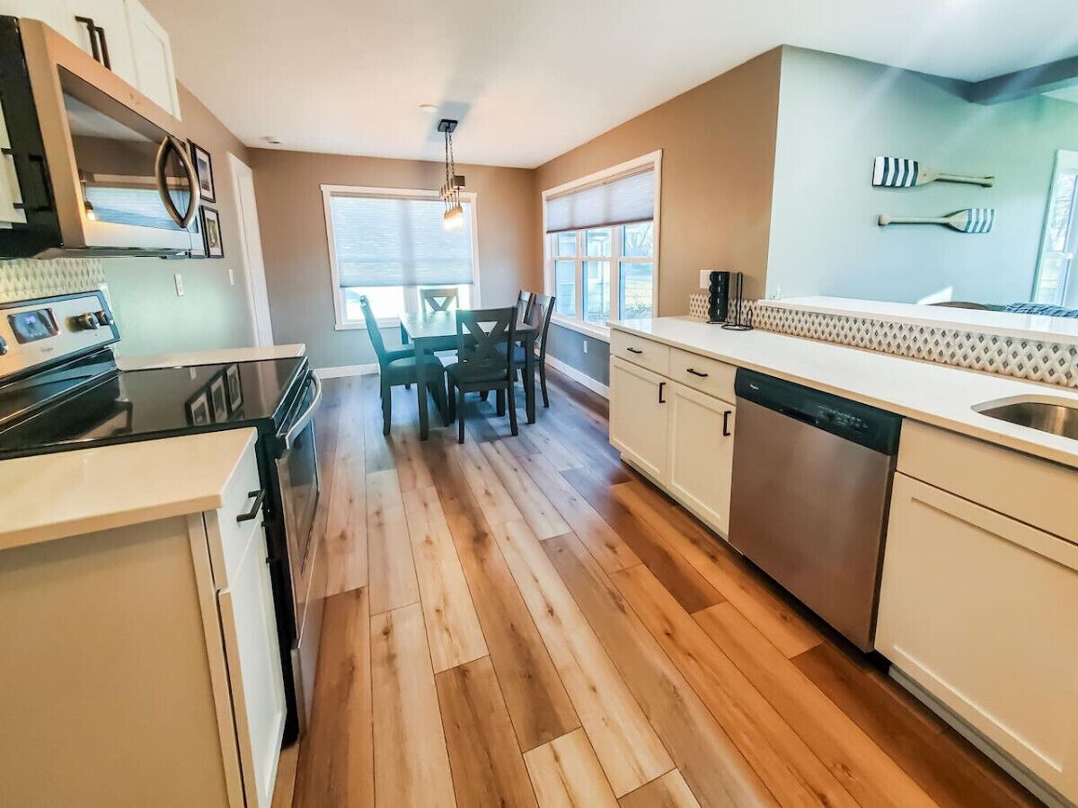 Microwave, oven, dishwasher, coffee/tea maker