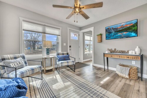 Okoboji BLUEtiful Cottage off Arnolds Park Amusement Park