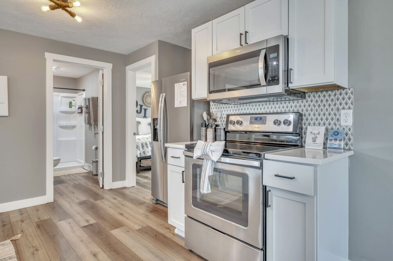 Micro-ondes, four, lave-vaisselle, cafetière/bouilloire