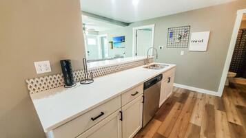 Microwave, oven, dishwasher, coffee/tea maker
