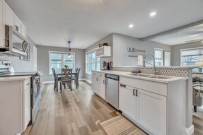 Mikrobølgeovn, ovn, oppvaskmaskin og kaffetrakter/tekoker