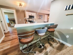 Mikroaaltouuni, uuni, astianpesukone, kahvin-/teenkeitin