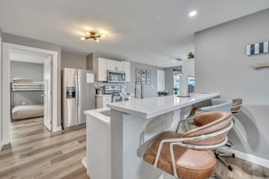 Micro-ondes, four, lave-vaisselle, cafetière/bouilloire