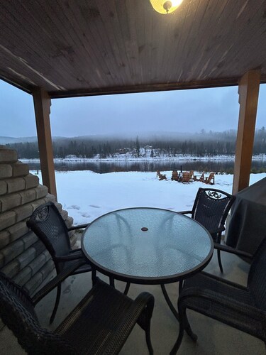 Chalet au bord de l'eau au cœur de la Mauricie. Spa et Sauna sur place.