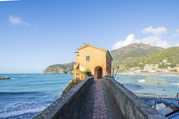 Hiking - Sunshine Front Beach Levanto (Levanto)