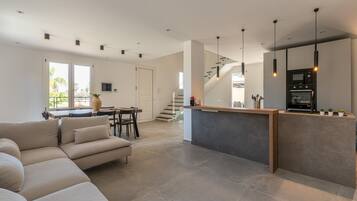 Premium Villa | Ruang tamu | 35 inci televisyen skrin rata dengan digital