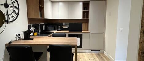 Fridge, microwave, oven, coffee/tea maker