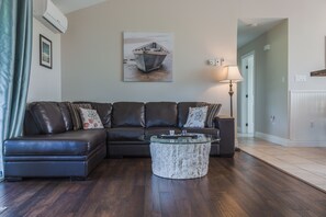 TV - Coastal PEI Suites Just Minutes from the North Shore (Breadalbane)