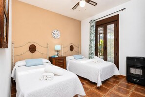 3 chambres, fer et planche à repasser, Wi-Fi, draps fournis