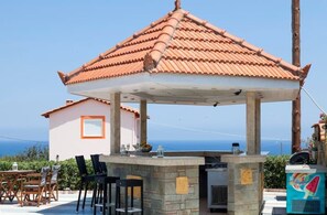Outdoor dining - Pool and seaviews New 3bed 3bath apt 6-10 people (Anissaras Parodos Smyrnis)