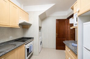 Wasserkocher mit Kaffee-/Teezubehör, Kühlschrank, Mikrowelle, Ofen