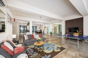 Una televisión, una mesa de tenis de mesa