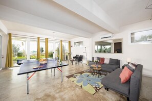 Téléviseur, table de ping-pong