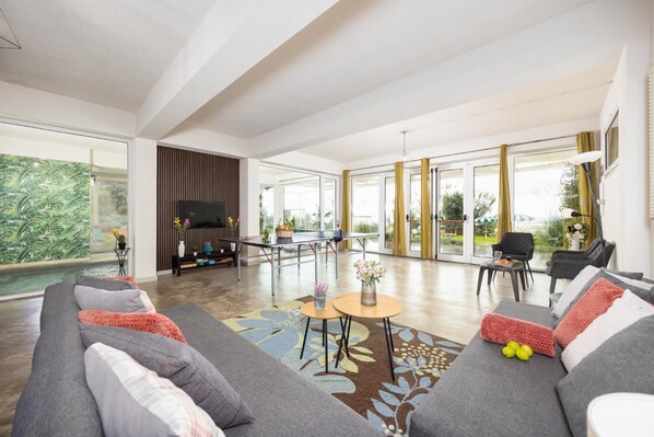 Téléviseur, table de ping-pong