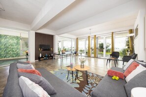 Una televisión, una mesa de tenis de mesa