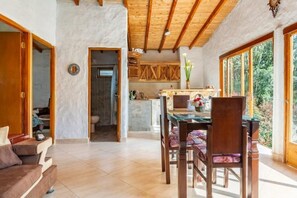 TV, books, stereo - Casa Campestre Alto Palmas 2.0 (MEDELLIN)