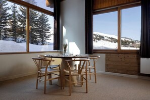 Πρωινό σε μπουφέ καθημερινά (30 EUR/άτομο)