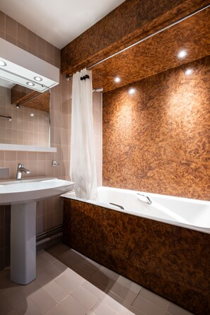 Combined shower/tub, towels, soap, shampoo - Crystal Hôtel Courchevel (Courchevel)