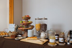 Frokostbuffé hver dag (mot et tillegg)