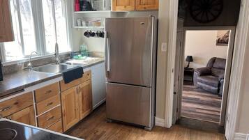 Jääkaappi, mikroaaltouuni, uuni, liesi