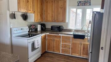 Frigorífic, microones, forn i placa de cuina