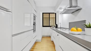 Kylskåp, mikrovågsugn, ugn och kaffe- och tebryggare