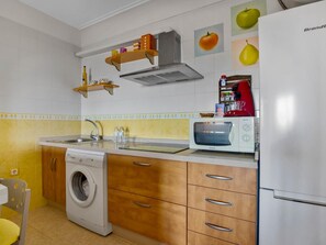 Réfrigérateur, four à micro-ondes, cafetière-théière, grille-pain