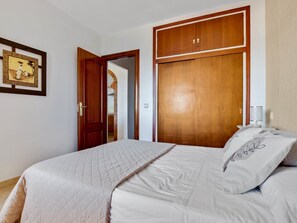 1 chambre, fer et planche à repasser, Wi-Fi, literie fournie