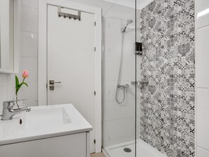 Dusche, Haartrockner, Handtücher, Shampoo