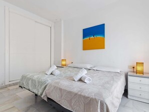 3 bedrooms, iron/ironing board, WiFi, bed sheets - Erisa 2, 25 - Terrace, Swimming Pool, Parking, Second line of beach. 2 bedrooms (Torremolinos)