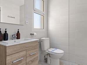 مجففات شعر، مناشف، شامبو