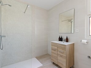 Hair dryer, towels, shampoo - Erisa 2, 25 - Terrace, Swimming Pool, Parking, Second line of beach. 2 bedrooms (Torremolinos)