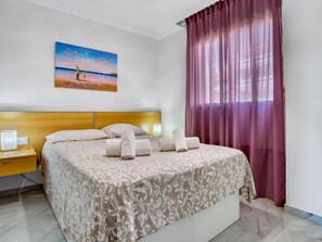 2 chambres, fer et planche à repasser, accès Internet, draps fournis