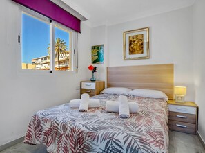 2 chambres, fer et planche à repasser, accès Internet, draps fournis